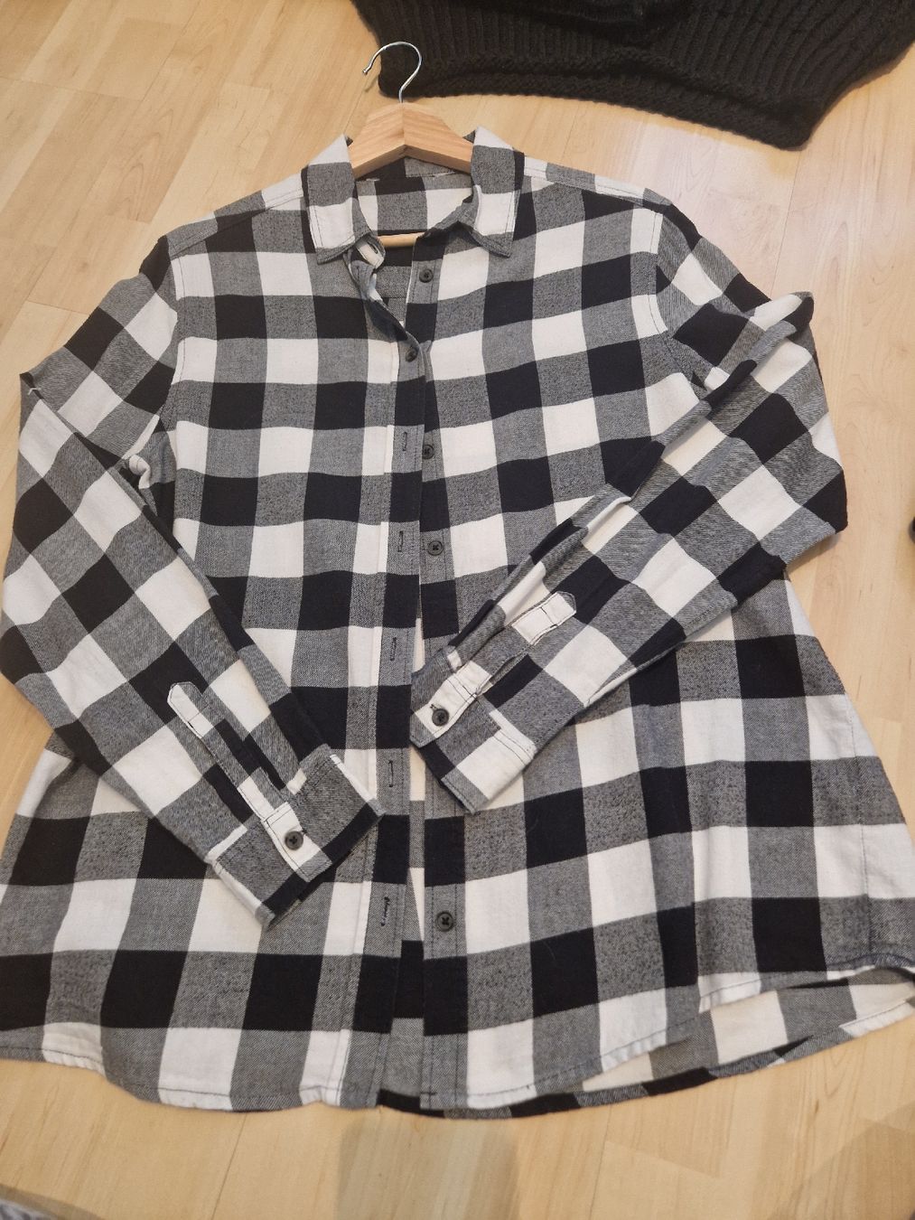 Lotti di vestiti: schwarz/weiss hemd, schwarzer strickpullover 1 pullover – Nuovo (secondo la descrizione) da Ebikon venduto da kov_9vqb 1