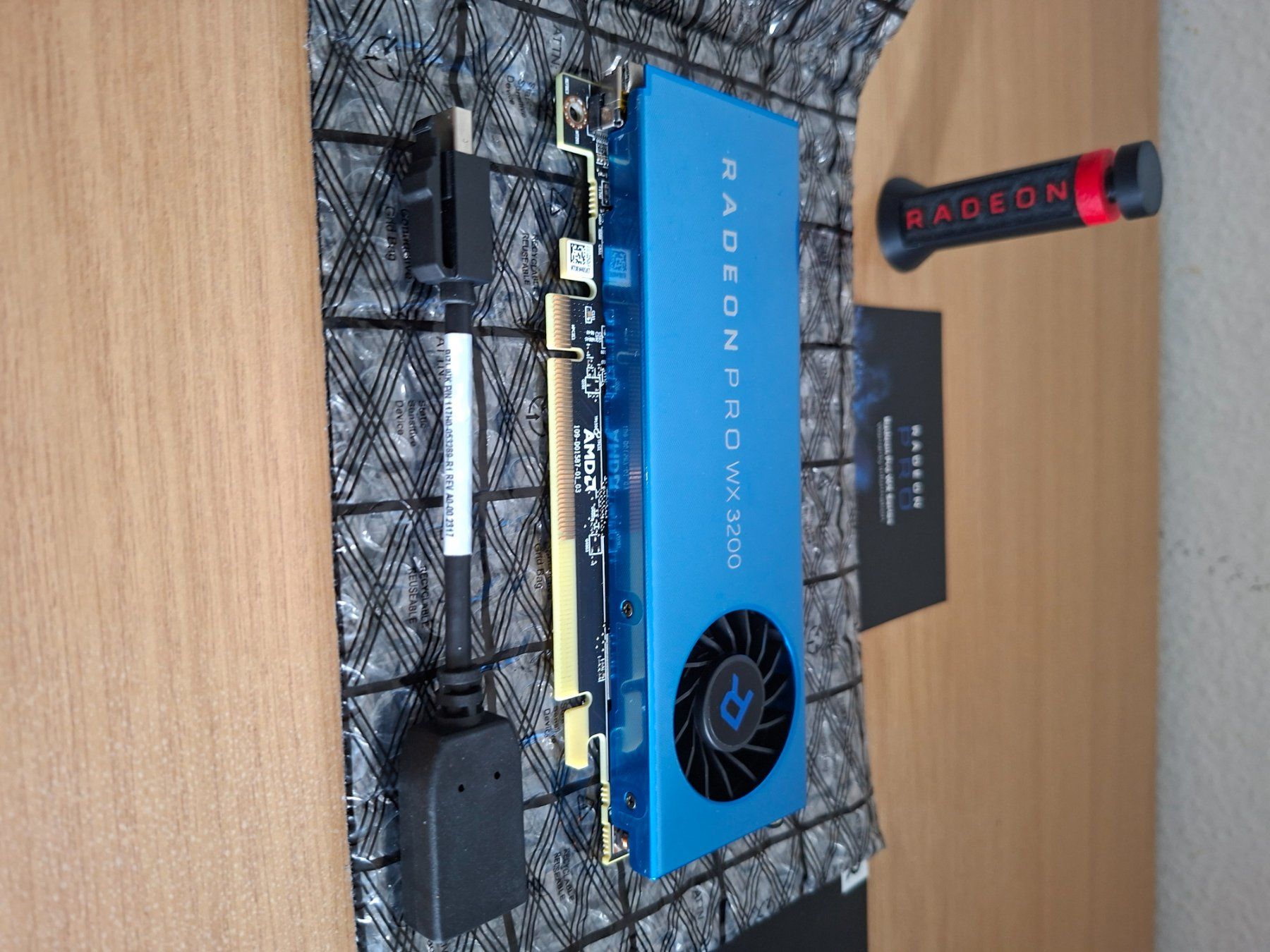 Amd Cartes graphiques: READON AMD Pro WX 3200 Neu mit Folie – Neuf (Voir description) à Mettmenstetten par C.Hof5 1