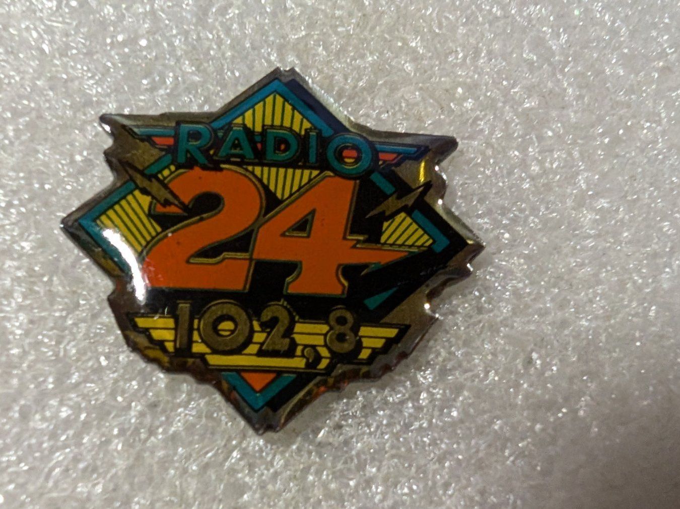 Placchette & Badge: Ansteckpin 207: Radio 24 – Usato da Oppligen venduto da Pin-Fall-Shop
