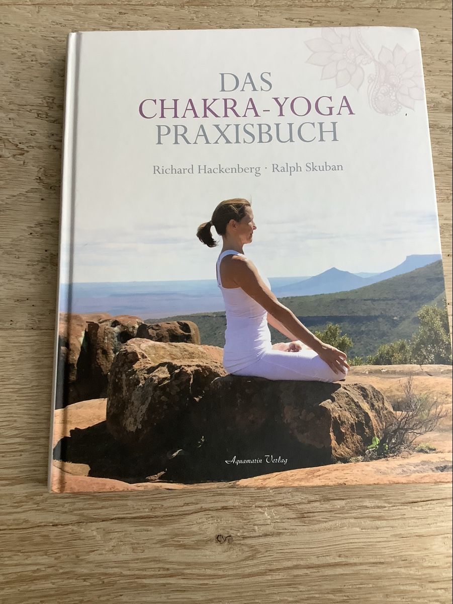 Libri: Chakra-Yoga Praxisbuch: Neuwertig – Usato da Wichtrach venduto da wildpigwomen12