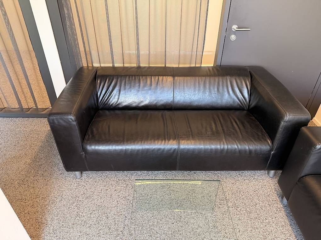 Sofas: 2x IKEA 2-Sitzer Sofa  Schwarz – D'occasion à Rikon im Tösstal par abd_67zx 1