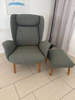 Sessel mit Hocker