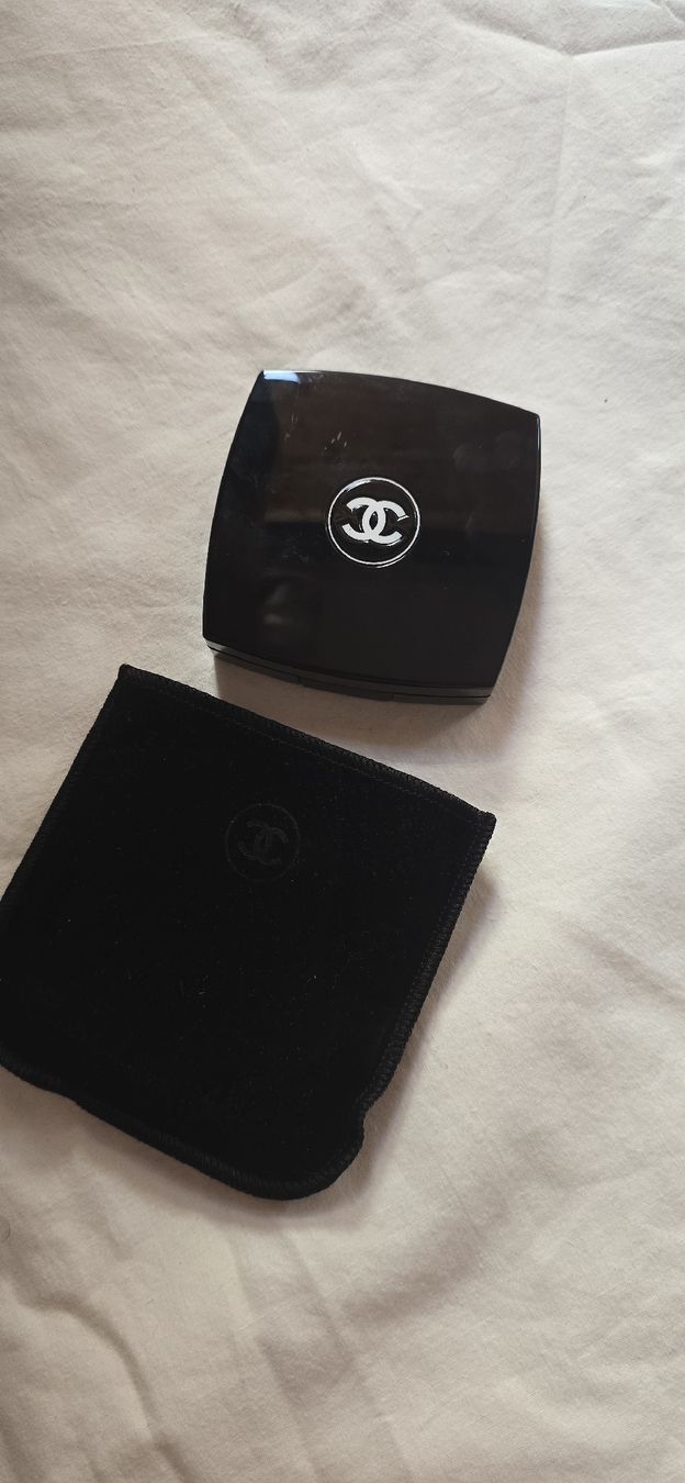Chanel Make-up: Poudre Chanel neuve dans son étui noir – Nuovo e nell'imballaggio originale da Martigny venduto da zin_y9tt 2