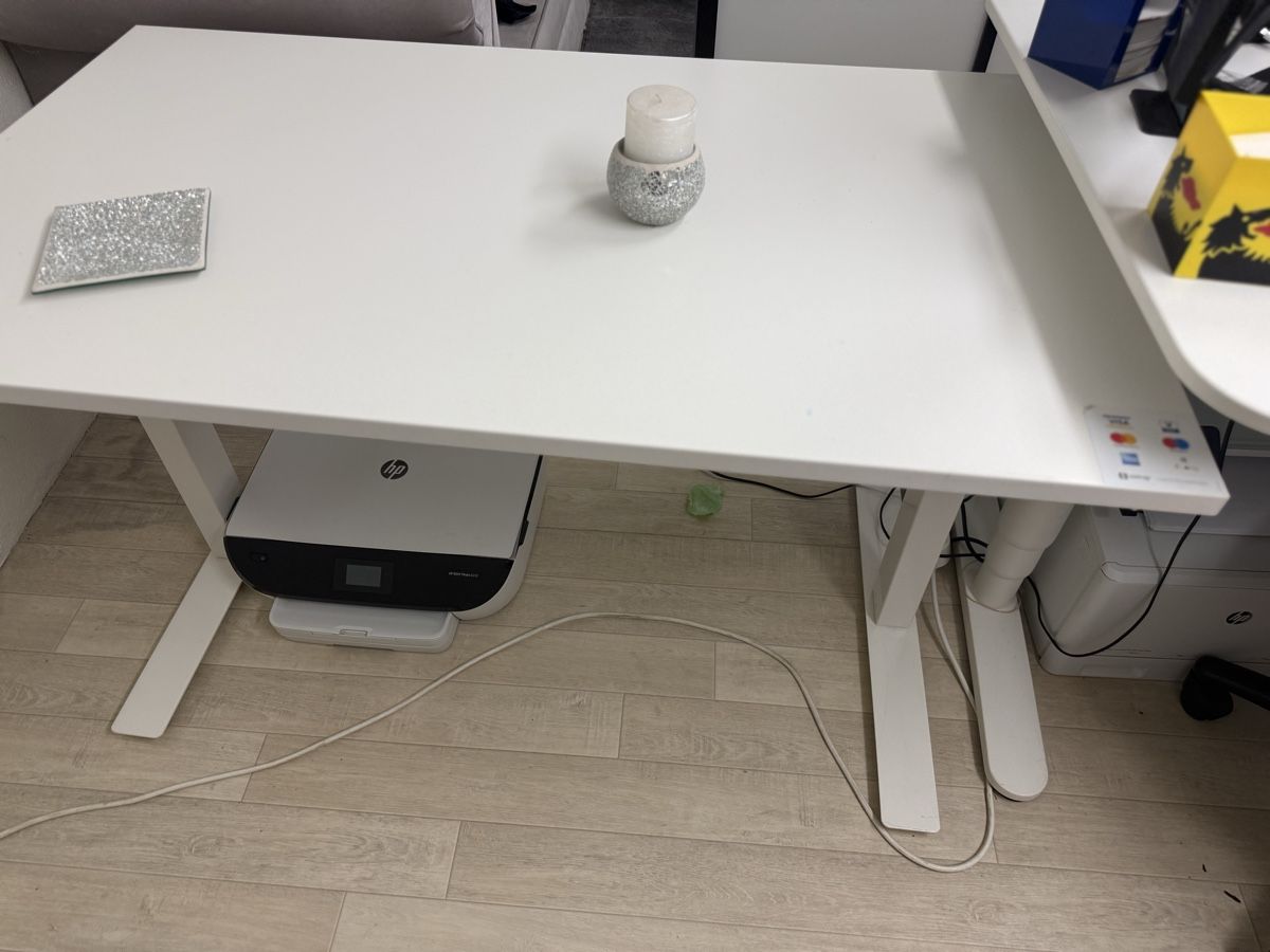 Ikea Bureaux: Scrivania bianca regolabile in altezza, usata poco – D'occasion à Gränichen par bea_lqw8 1