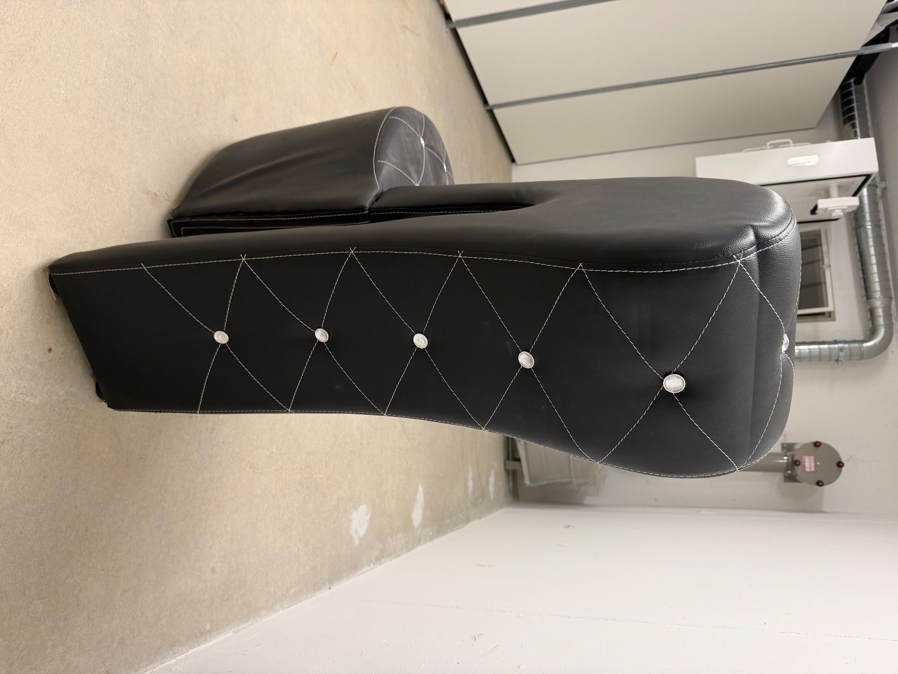 Sgabelli: Hocker schwarz Kunstleder mit Knopfsteppung neu – Usato da Dussnang venduto da Struga44 1