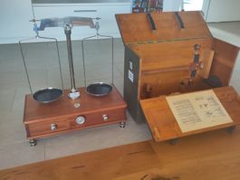 Schweizer Armee Apothekenwaage, Fingerwaage, Gewichtssteine
