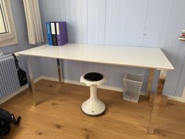 Schreibtisch weiss mit Metallbeinen 