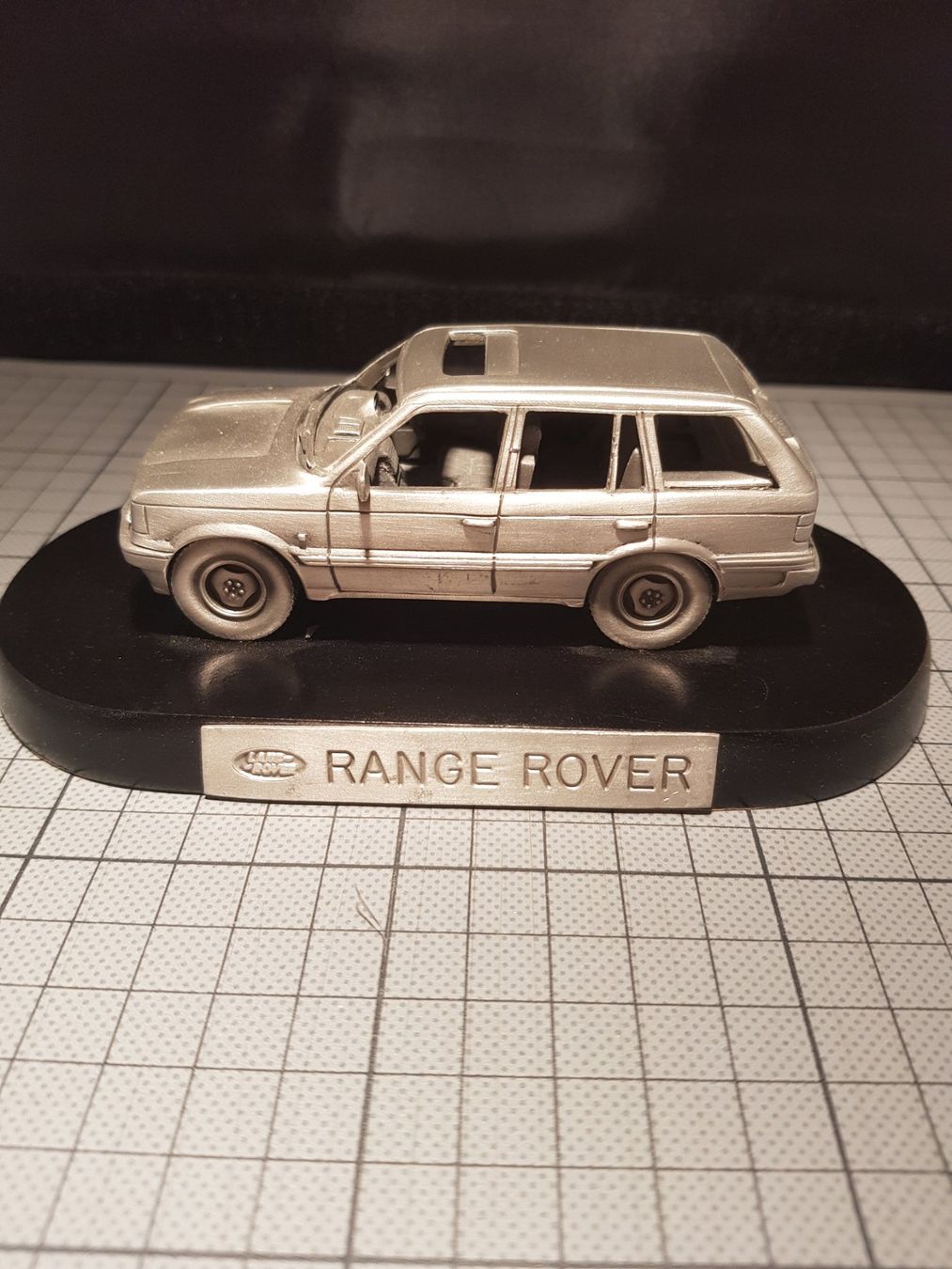 Land Rover Modellautos: Range Rover en étain sur socle en bois – Neu (gemäss Beschreibung) aus Chézard-St-Martin von AlPat-Collections