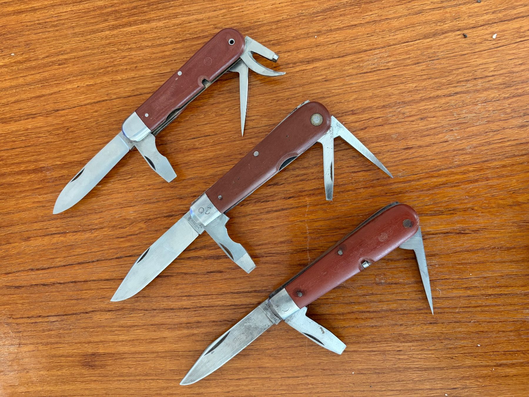 Schweizer Armee Taschenmesser: Lot de Couteaux armée Suisse – Gebraucht aus La Chaux-de-Fonds von fro_g2tl