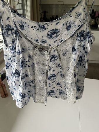 Sommerliches Top "Yes by No" Gr. S mit Spitze Details