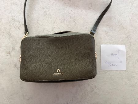 Aigner Umhängetasche Leder Olivgrün 22x14cm guter Zustand