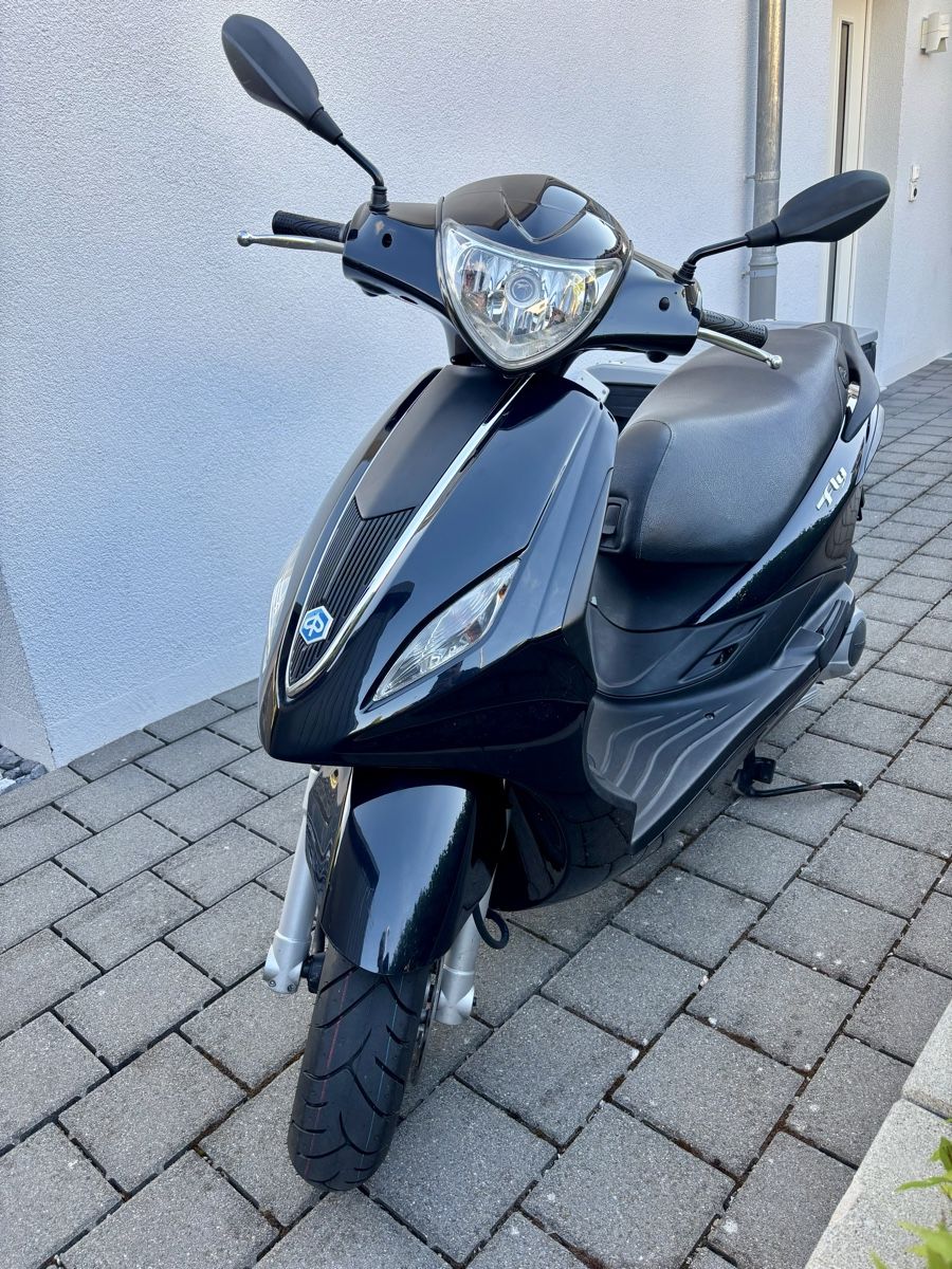 Piaggio Scooter: Piaggio Fly 125 Schwarz 15000km gebraucht – Usato da Ulisbach venduto da gfalafao