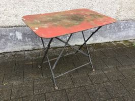 Antiker rostiger Blech Gartentisch zum zusammen klappen