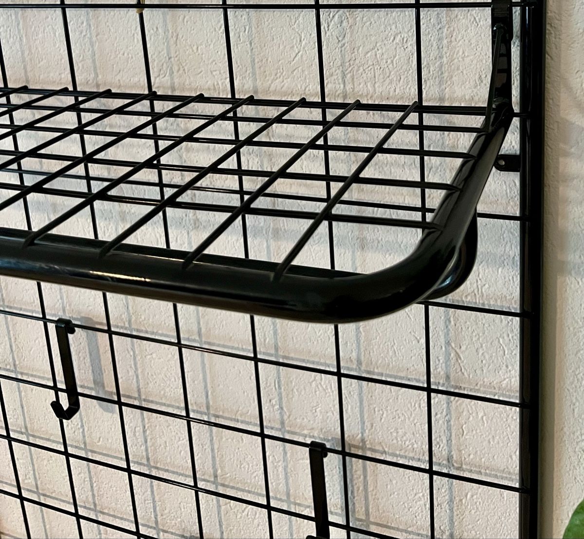 String Guardaroba: Vintage String Metall Garderobe mit Hutablage  – Usato da Hunzenschwil venduto da Madachica 4