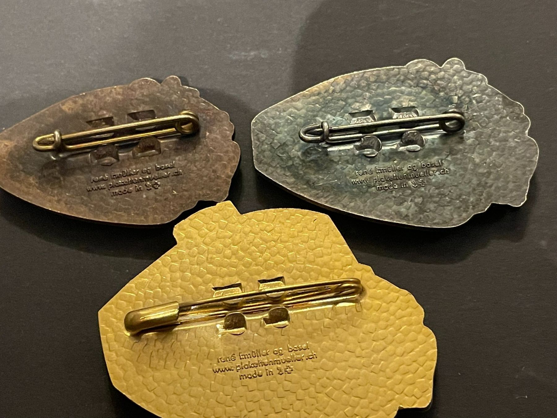 Placchette & Badge: Basler Fasnachtsplaketen Satz 2005 – Usato da Aarburg venduto da glaibasel57 1