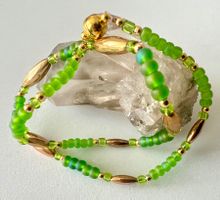 Irisierende Glasperlen-Kette in Grün mit Goldakzenten Unikat
