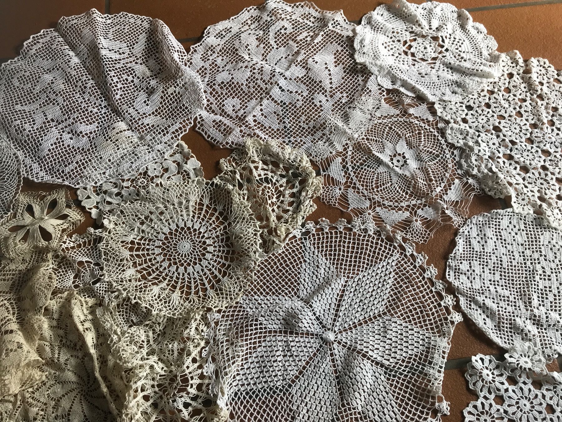 Sottobicchieri: Diverse Sammlung von vintage Deckchen, gehäkelt – Usato da Wettingen venduto da Andres54 2