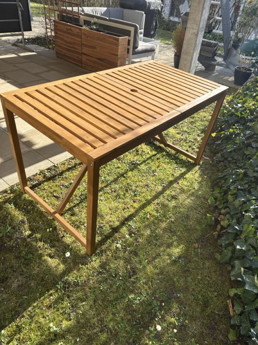 Holz Gartentisch für den Sommer
