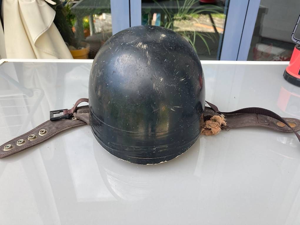 Casco Abiti antichi: Casco CROMWELL vintage – Usato da Lumino venduto da Givo 1