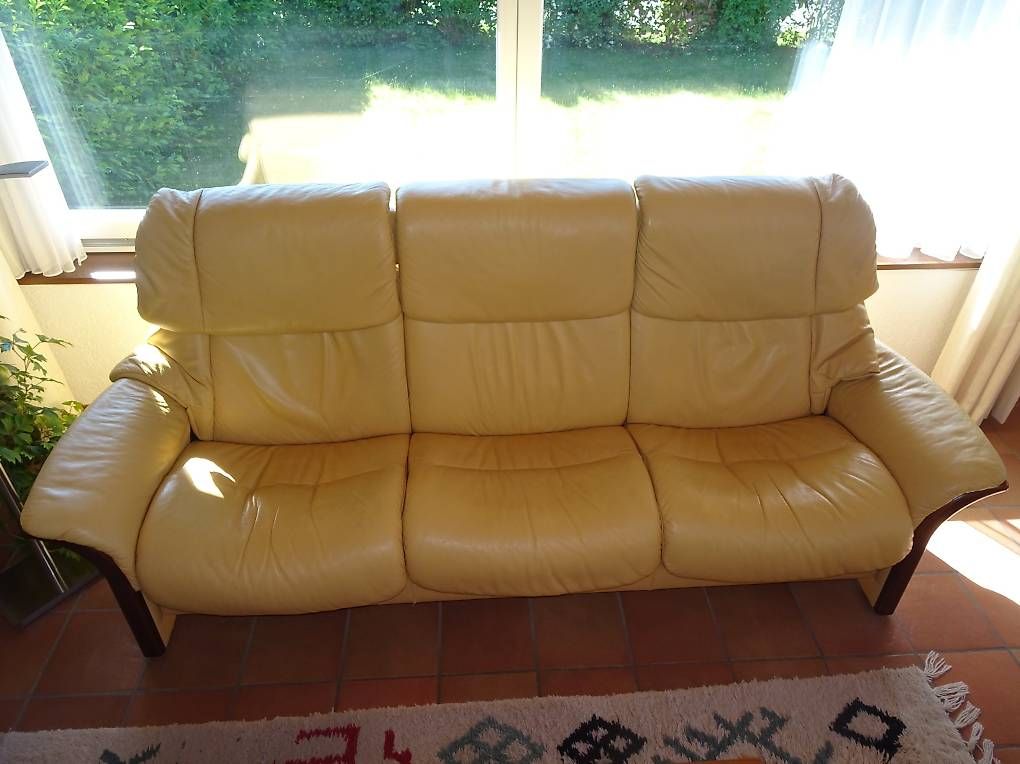 Stressless Sofas: Canapé en cuir SRESSLESS – D'occasion à Coffrane par Skukuza