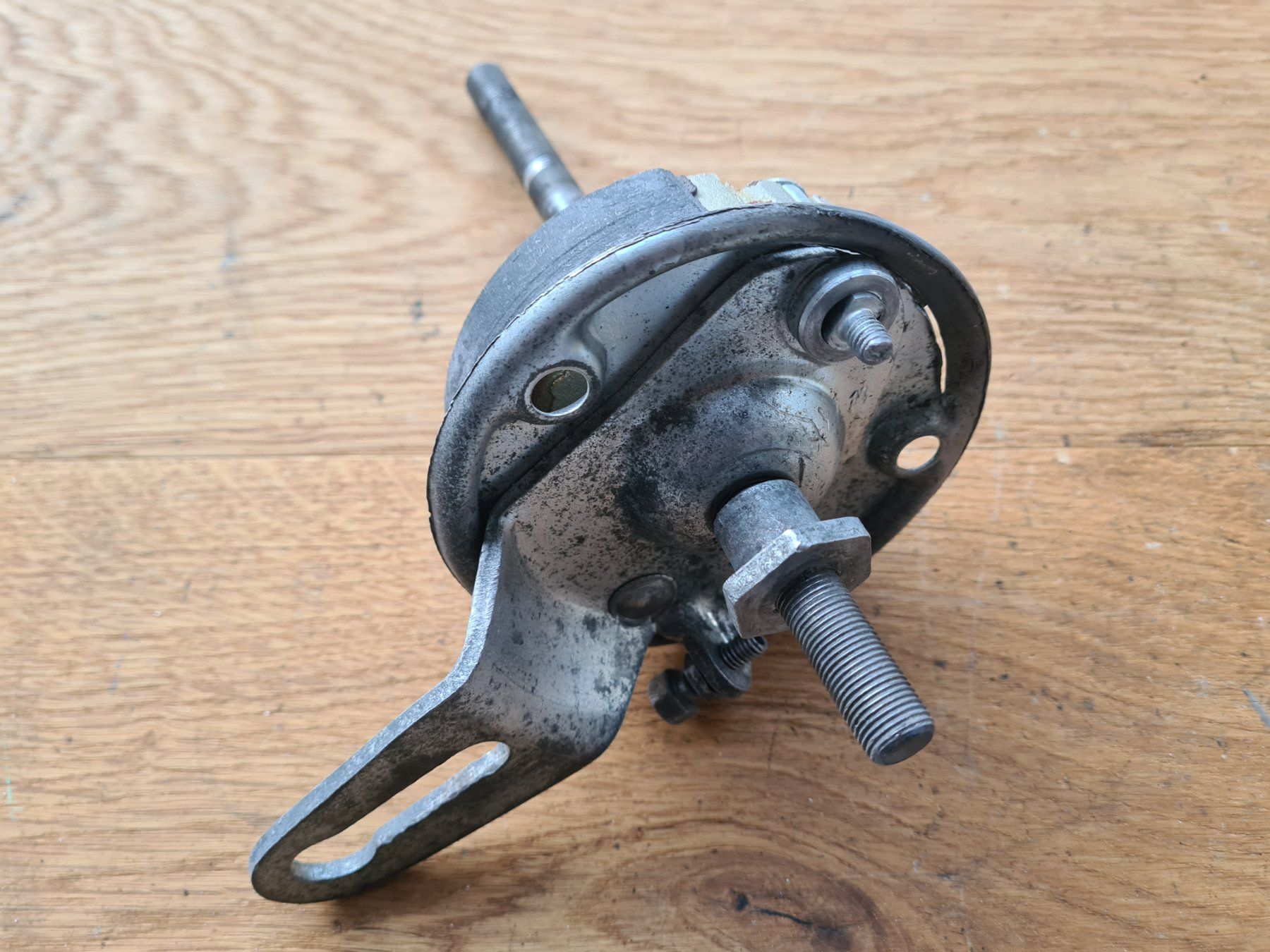 Sachs Ciclomotori: Bremsanker komplett 90 mm mit Achse – Usato da frümsen venduto da Sailem 2