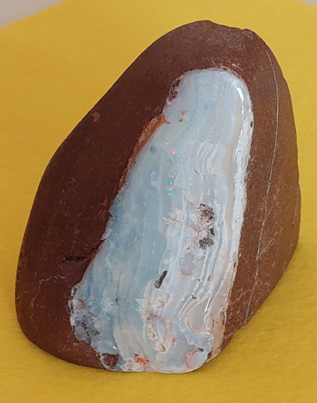 Pierres précieuses: Grosser weisser Boulder Opal auf Muttergestein à 200 gr. – Défectueux à Oberwil BL par Hunajakakku