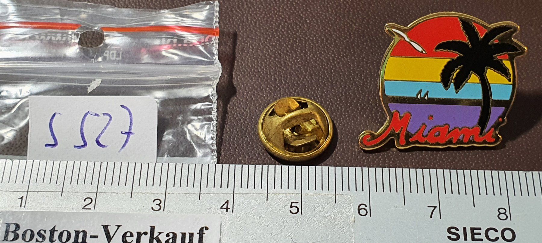 Plaketten & Abzeichen: S527 - Pin USA AMERIKA / MIAMI – Gebraucht aus Reinach BL von Boston-Verkauf 1