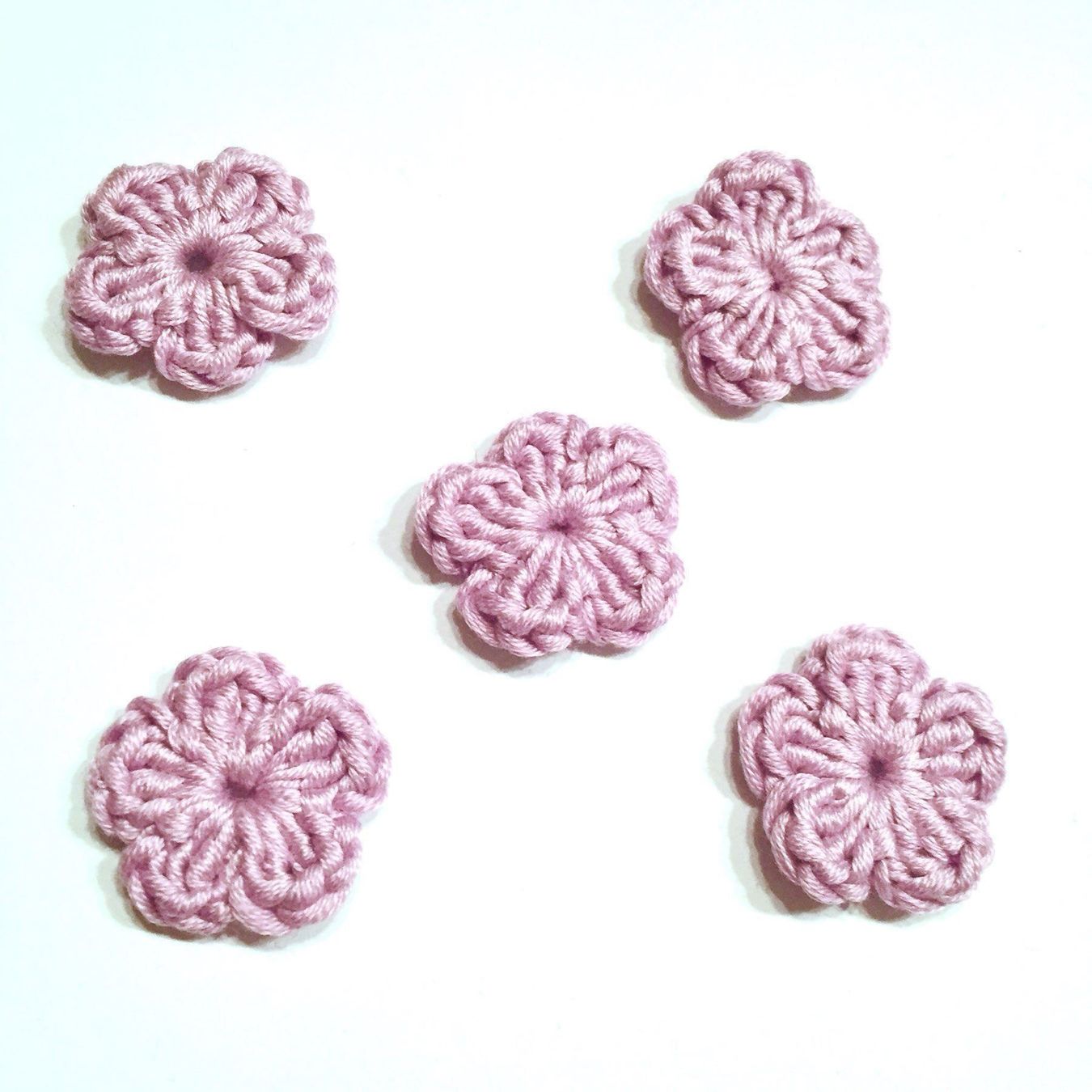 Toppe: 5x Blumen lila gehäkelt 25 mm – Nuovo e nell'imballaggio originale da Emmenbrücke venduto da swissmade-miracles