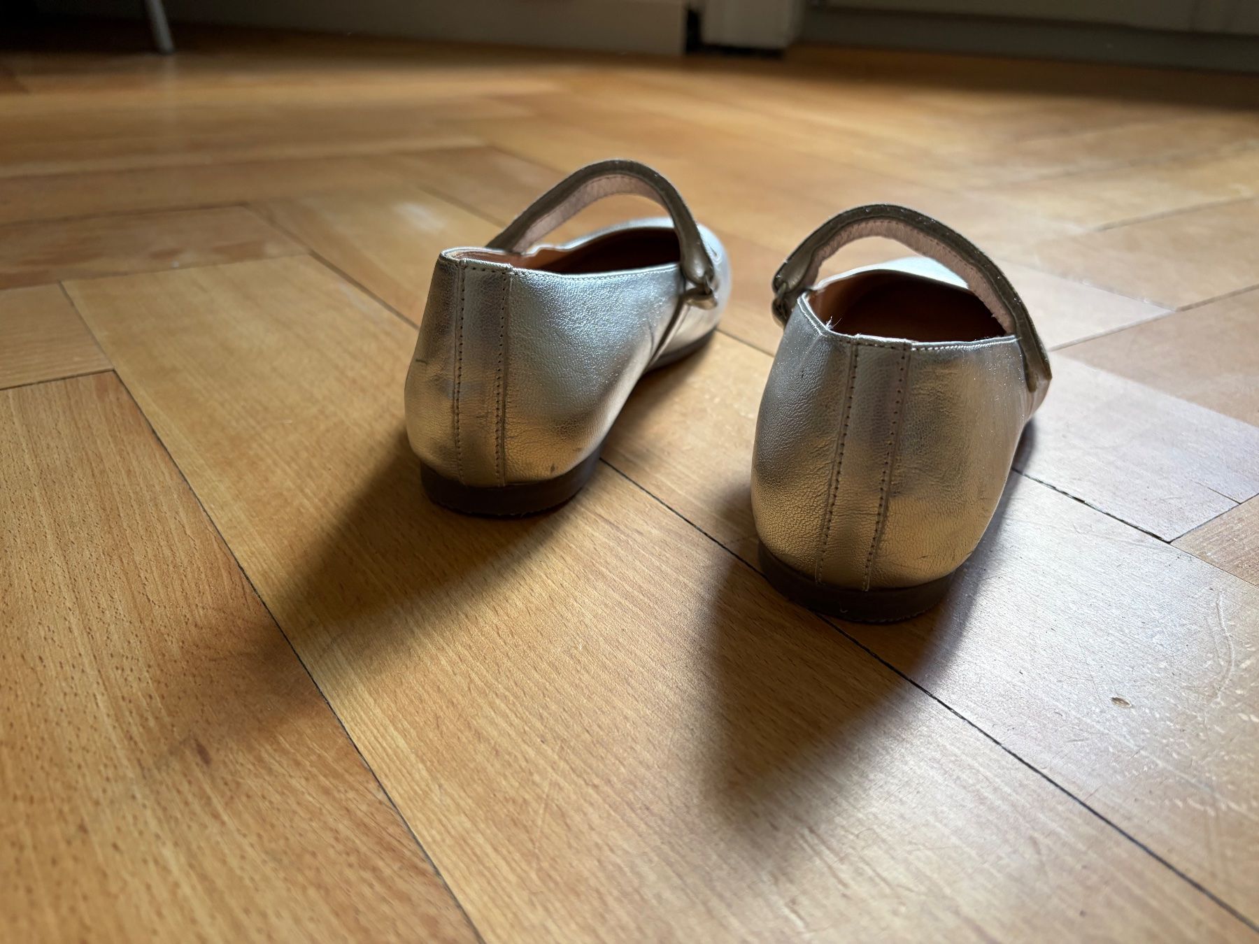 Scarpe per ragazze: Silberne Mädchen Schuhe Gr.35 von Varese – Usato da Luzern venduto da Doncorleone 1