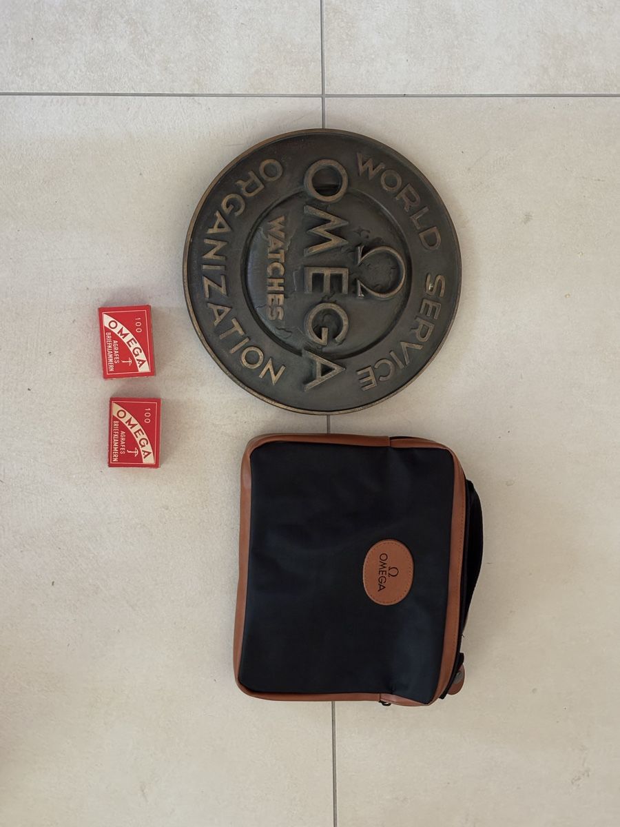 Insegne: Omega Schild, Tasche und Briefklammern – Usato da Rüti b. Büren venduto da CenicAG