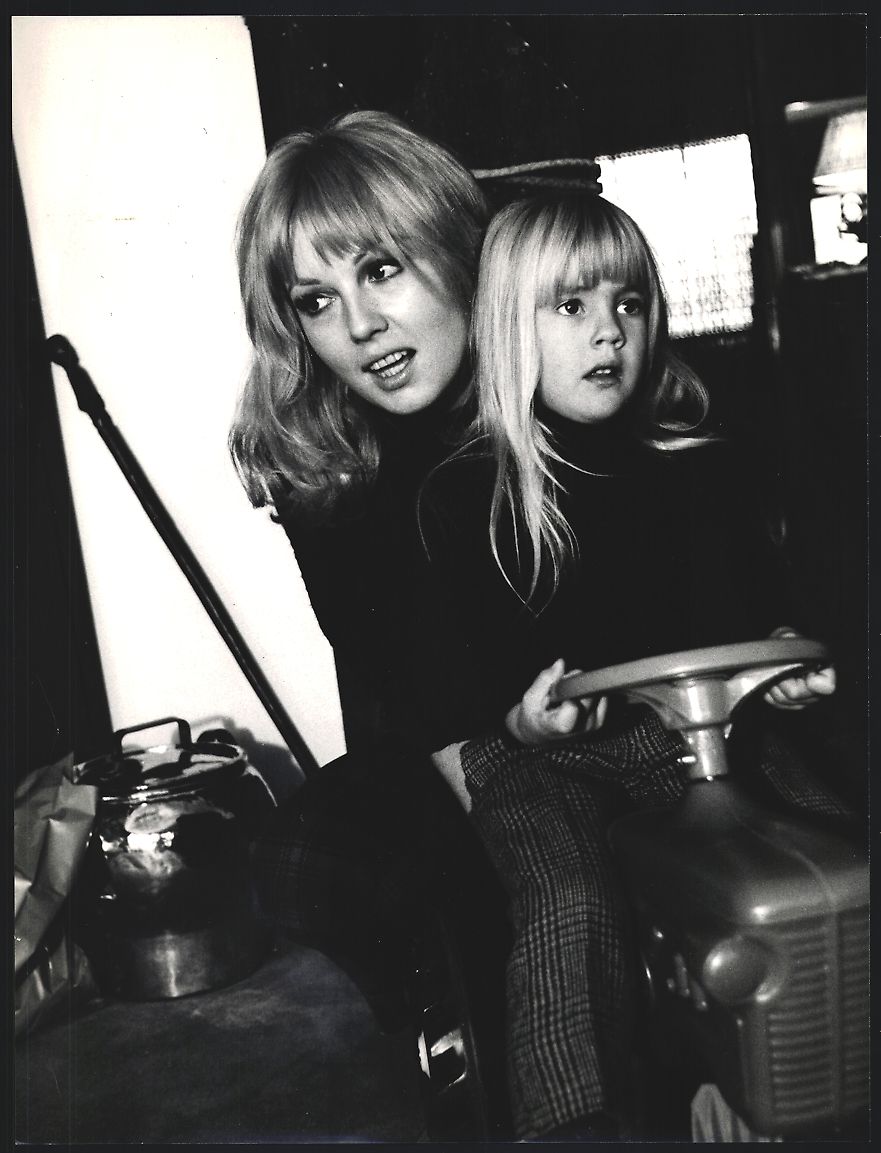 Fotografie &  Plakate: Fotografie Schauspielerin Mireille Darc  – Gebraucht aus Berlin von bartko-reher