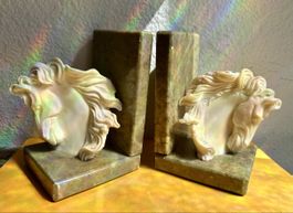 Vintage-Buchstützen mit handgeschnitzte Pferden a. Alabaster