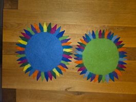 2x Bunte Sonne aus SCHURWOLLE als Tischset / Sitzunterlage