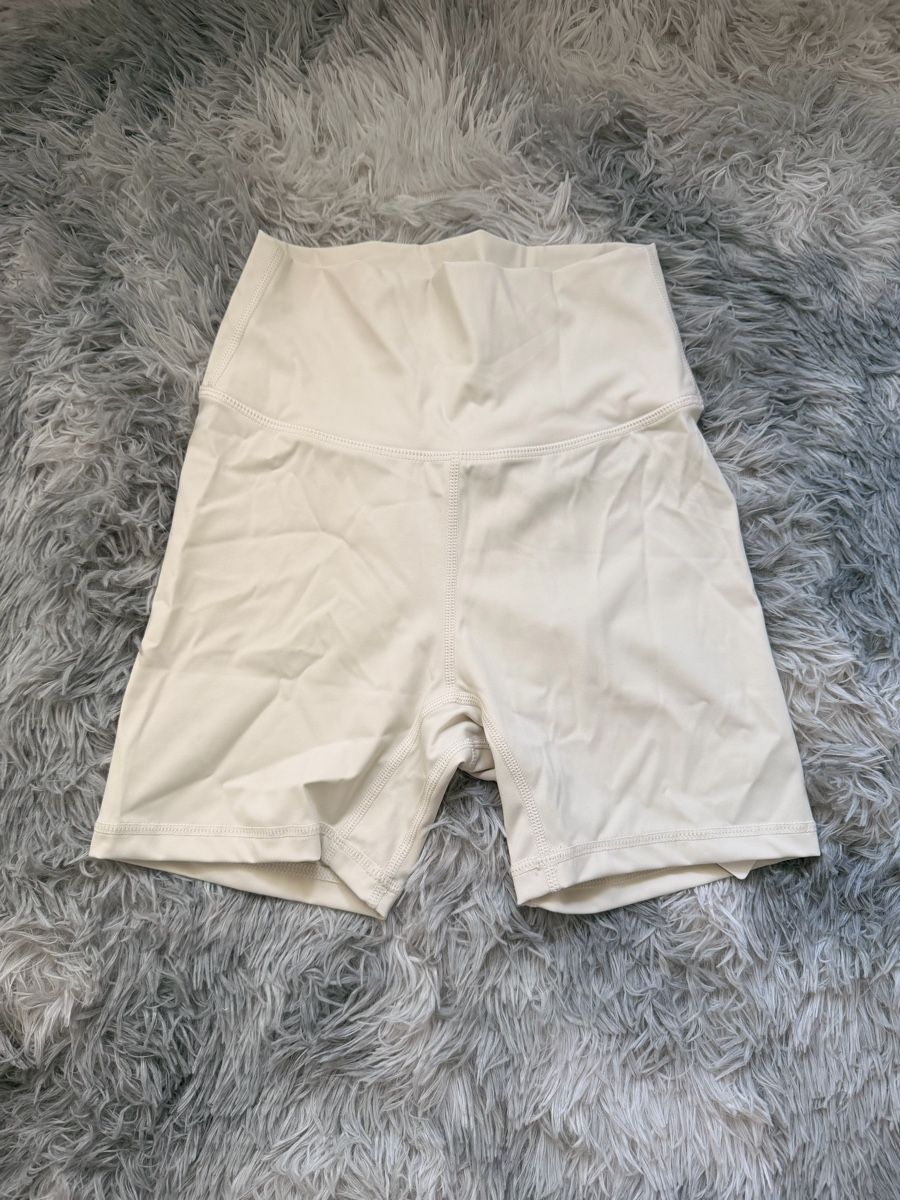 Lululemon Leggings: Lululemon Shorts – Neu (gemäss Beschreibung) aus Embrach von NovasOutlet