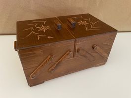 Antiker Holz-Nähkasten oder Schmuckkasten Edelweiss-Motiv