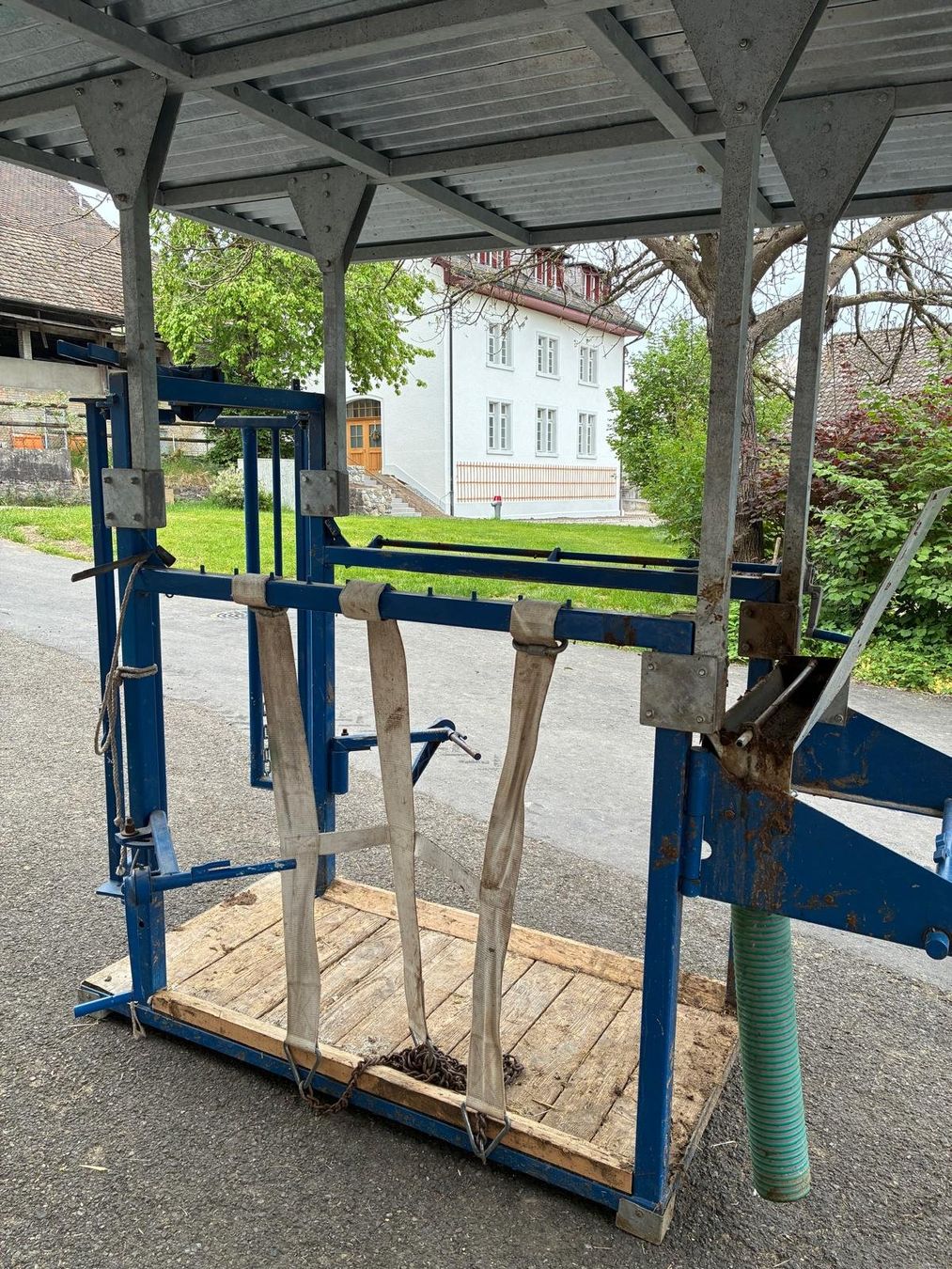 Alle Maschinen: Klauenstand Berweger mit Dach – Gebraucht aus Kappel am Albis von chueschwarz 2