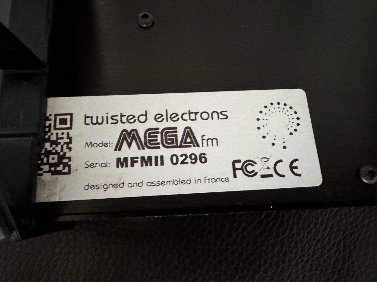 Strumenti musicali: Twisted Electrons MEGAfm MKII mit Stand – Usato da Zürich venduto da 1cut2 4