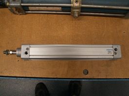 vérin pneumatique Festo DNC-32-200