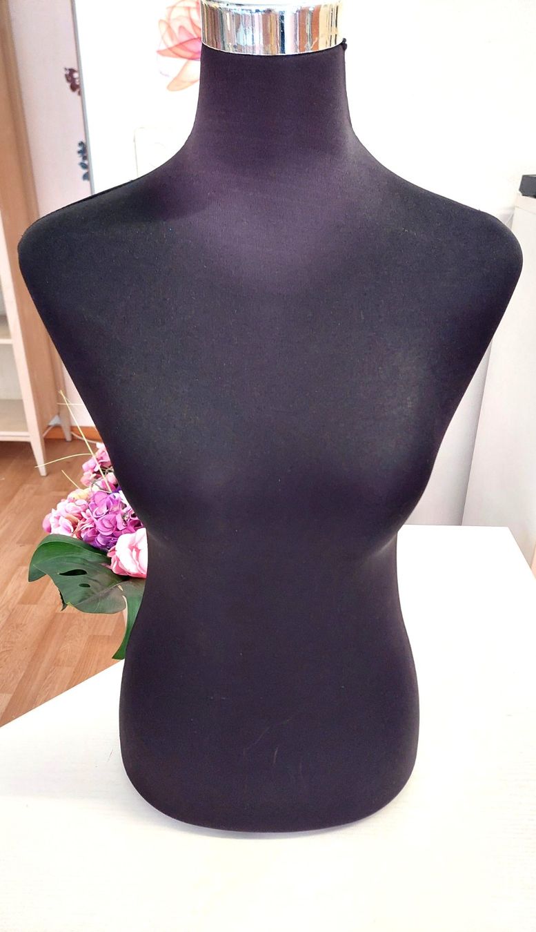 Allestimento di negozi e stand fieristici: Schaqufenstertorso schwarz – Usato da Sachseln venduto da Blauseidina