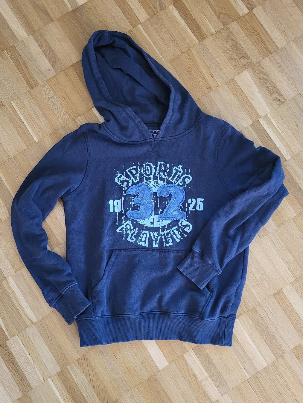Maglioni & Felpe: Blauer Kapuzenpulli mit Applikation, Gr. 134/140 – Usato da Ipsach venduto da kgr_x77q