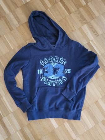 Blauer Kapuzenpulli mit Applikation, Gr. 134/140