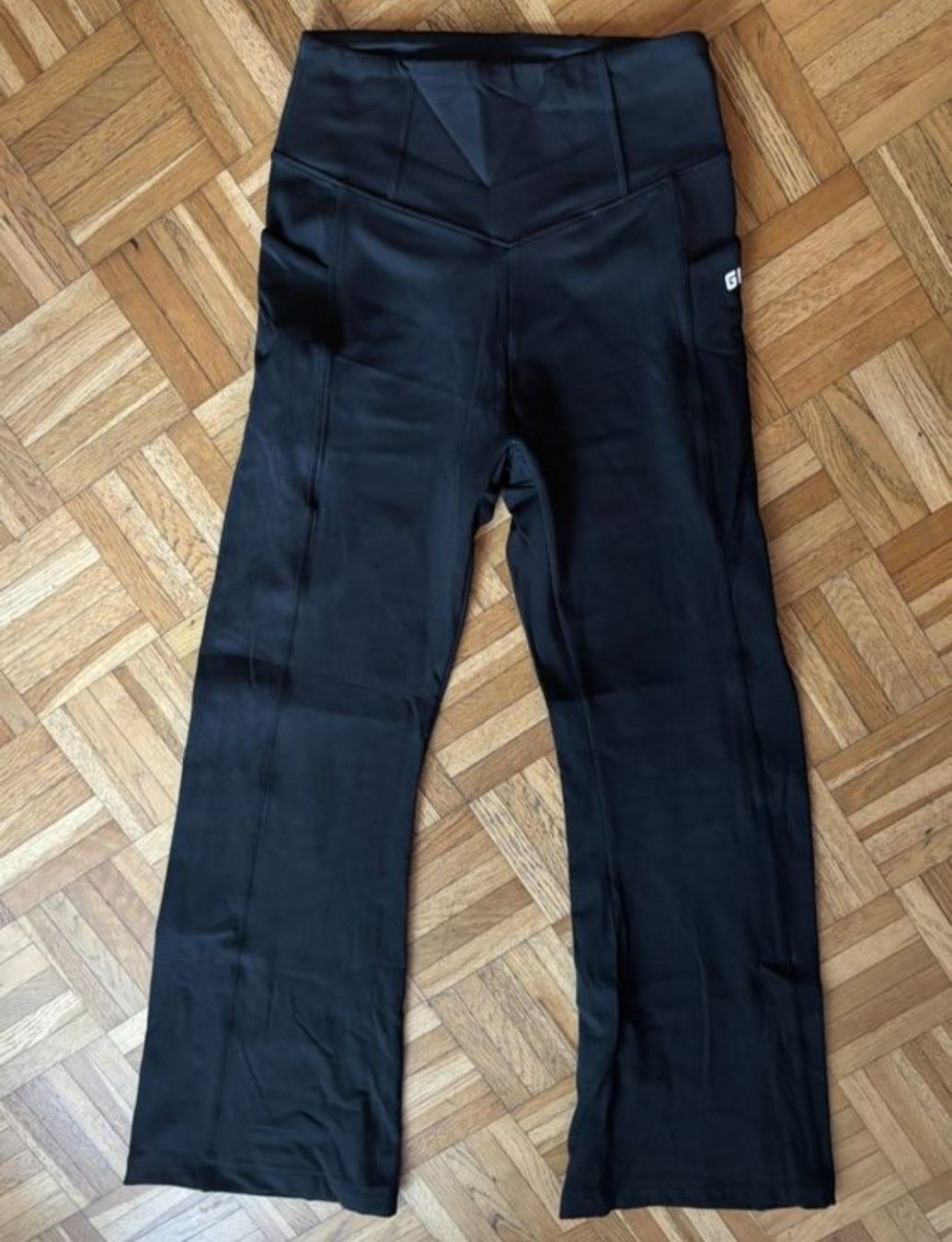 Guess Pantaloni: Schwarze  Trainingshose,  GUESS Gr.36/38 – Usato da Interlaken venduto da NataliiaS