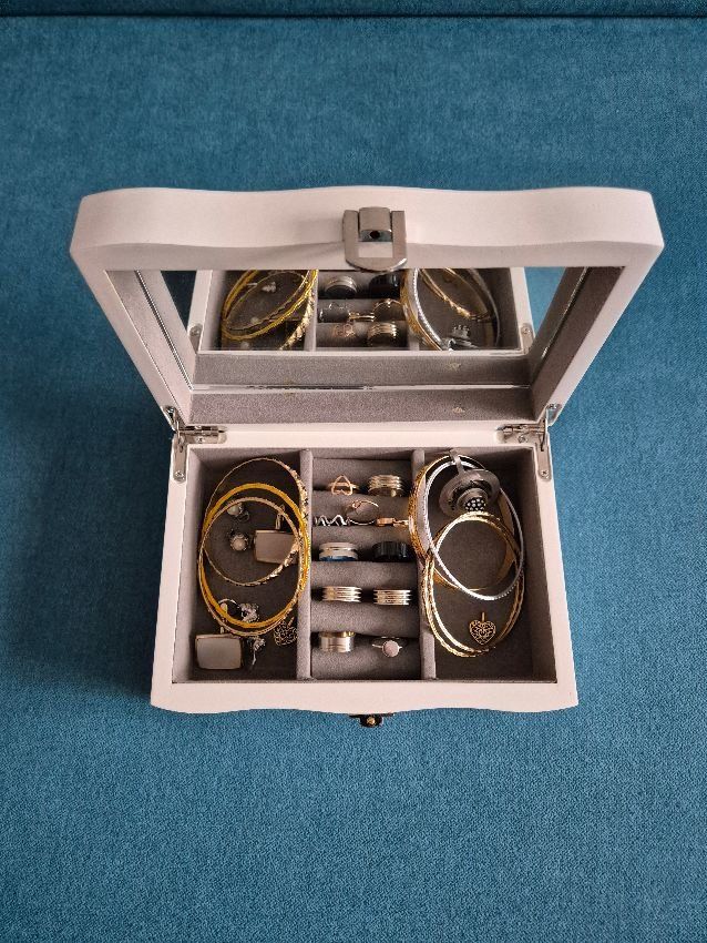 Altri gioielli: Schmuck Schatulle mit Div. Modeschmuck – Usato da Embrach venduto da wernici