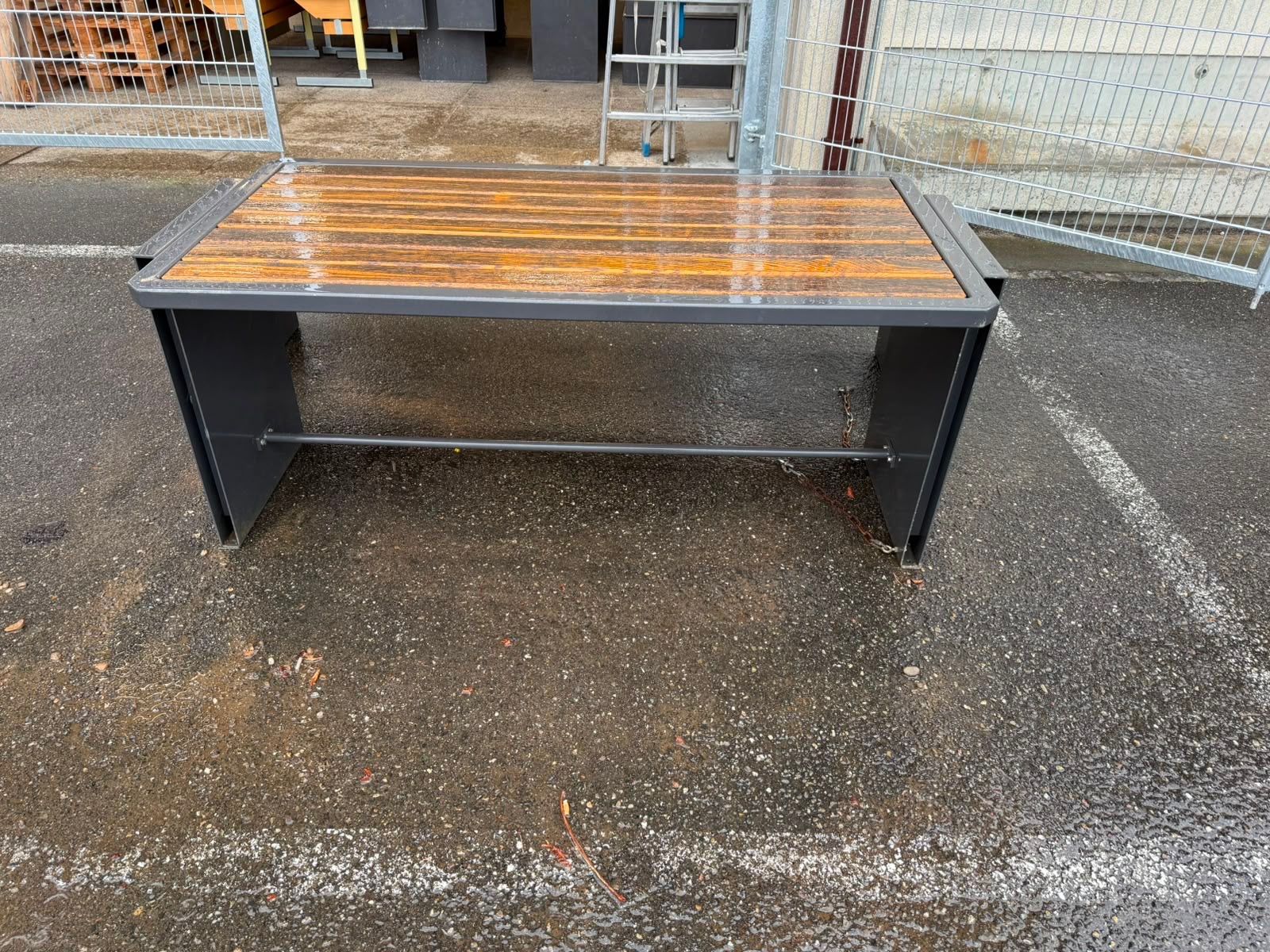 Tischset: 1 Metalltisch mit 2 Bänken – Gebraucht aus Othmarsingen von Bauamt_5504 1