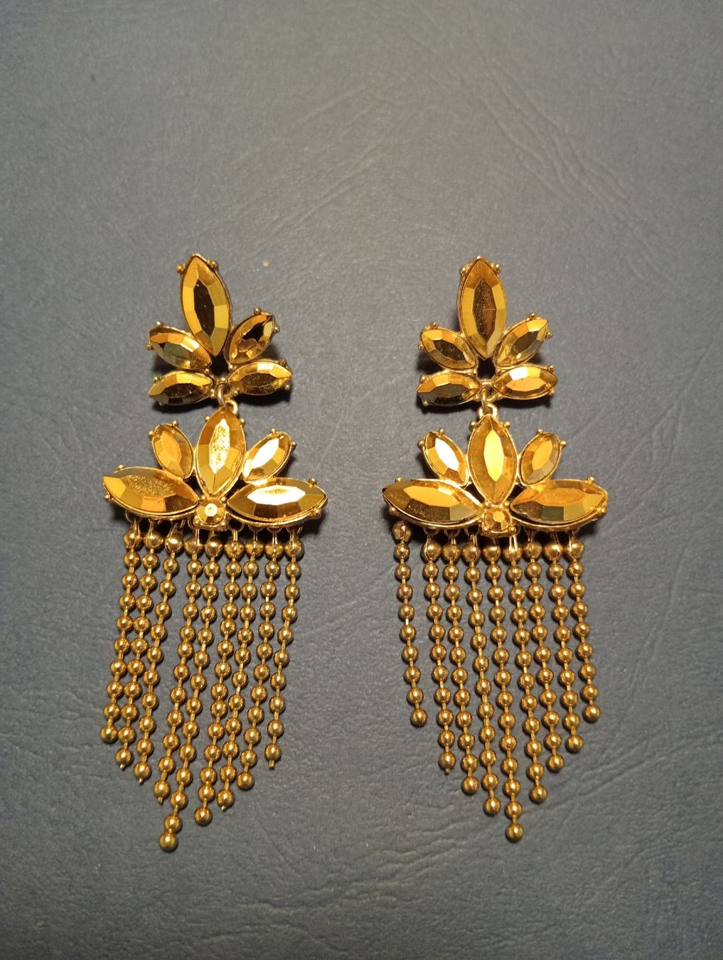 Orecchini pendenti & Orecchini a lobo: Goldfarbene Ohrringe mit Perlenkette und Fransen – Usato da Allschwil venduto da Evgeniia78