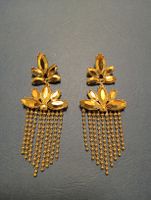 Goldfarbene Ohrringe mit Perlenkette und Fransen