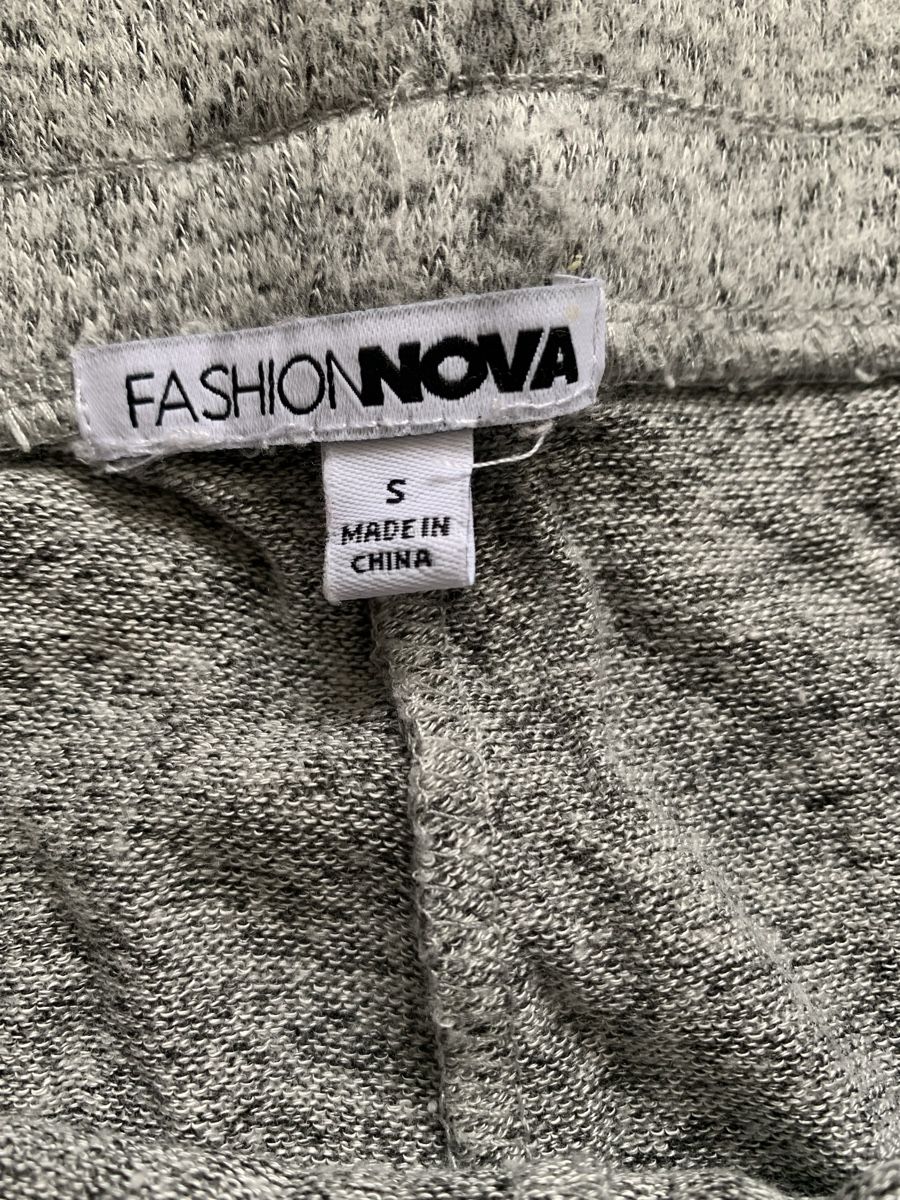 Lotti di vestiti: Fashion Nova S Set Top und Hose Freizeit hellgrau – Usato da Wängi venduto da JALE04 2