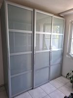 2 Schwebetürenschränke, Milchglas 3-türig ohne Inhalt