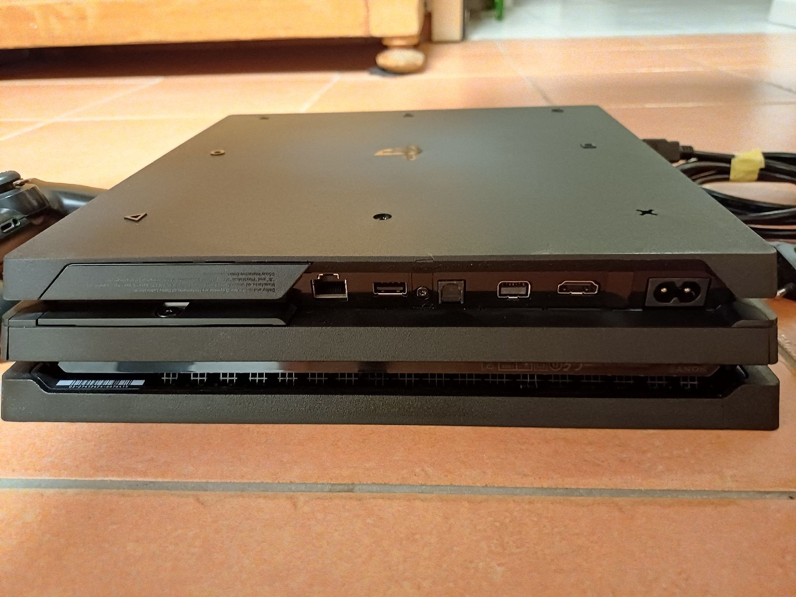 Sony Console: Playstation 4 Pro schwarz mit Controller und allen Kabeln – Usato da Chur venduto da ren_r2kx 2