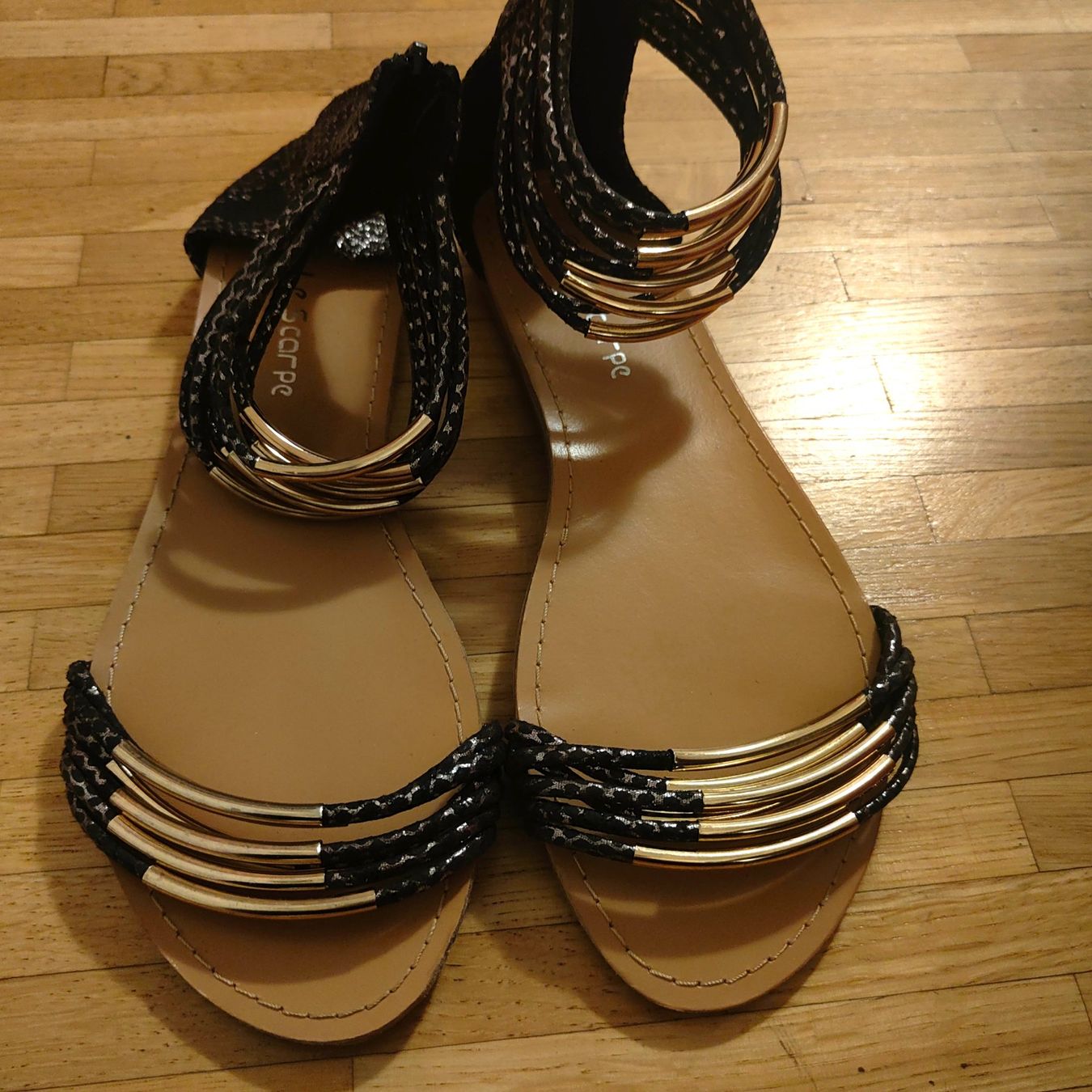 Scarpe da donna: Sandales plates LE SCARPE – Nuovo (secondo la descrizione) da Biel/Bienne venduto da notfun